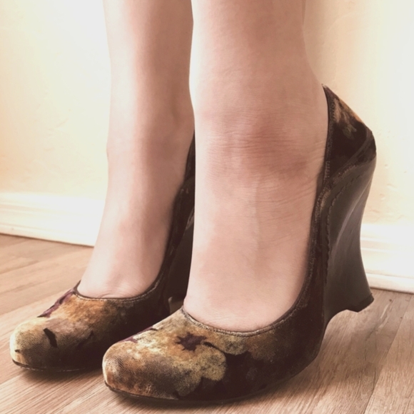 J Vincent Velvet Sculpted Wedge Heel Women's 8 - Picture 9 of 9